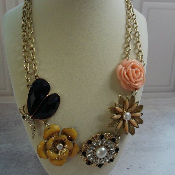 Pretty Floral Statement Necklace and Earrings Set - Picture 4 of 8